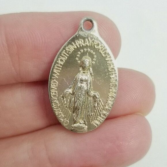 Vintage Virgin Mother Mary Oval Pendant Charm, Gold Tone Estate 1 Inch - Picture 1 of 7